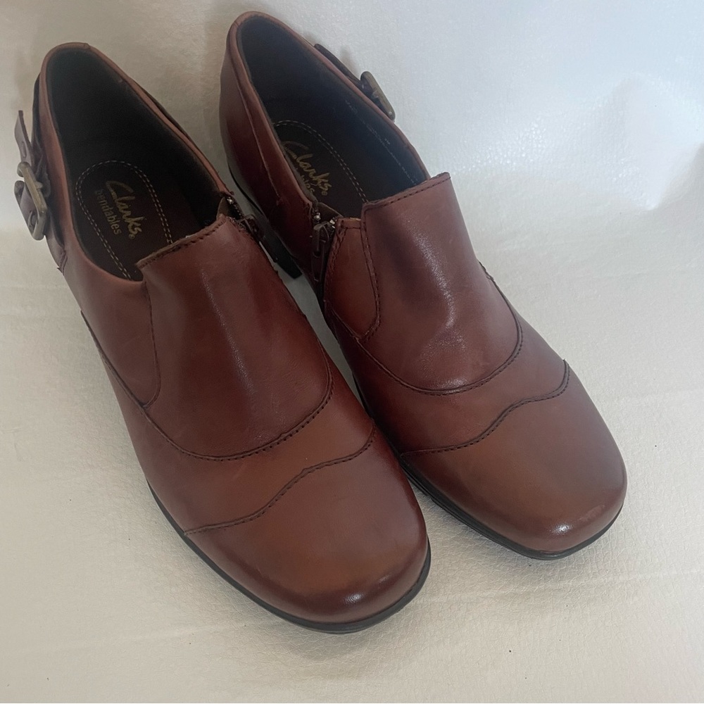 Clarks bendable shoes brown with out box leather upper  size 9M